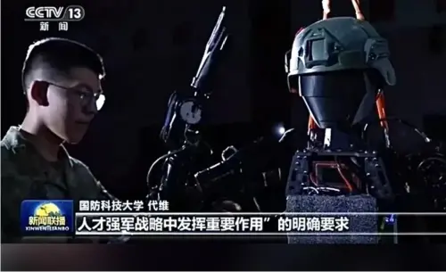 解放軍曬「黑科技」：機器狼扛火箭筒衝灘、疑似人形戰士現身測試
