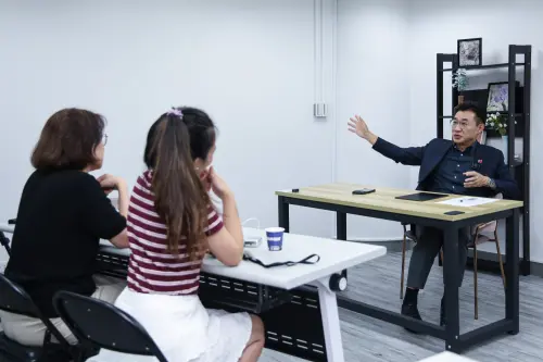 ▲訪問江啟臣的場景很像口試現場，受訪者的氣場根本是主考官等級。（圖／記者朱永強攝，2026.08.03）