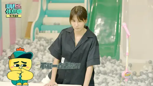 ▲姚元浩拿球狂攻擊曾沛慈，力道太大嚇瘋工作人員制止「不能一直丟啦」。（圖／YouTube@嗨!營業中 Hi,Come in）