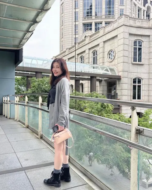 ▲何如芸（如圖）去年發文表示「買股票就像抽盲盒」，唸大學的時候，股市只有幾千點，但爸爸半年內就賠了一百多萬。（圖／何如芸臉書）