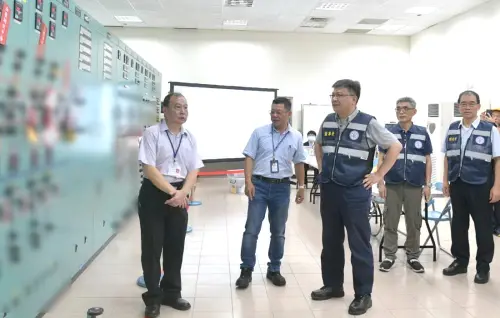 ▲台電公司董事長曾文生(左3)、總經理郭天合(右1)到控制室瞭解送電的情形。(圖／台電公司南區施工處提供)