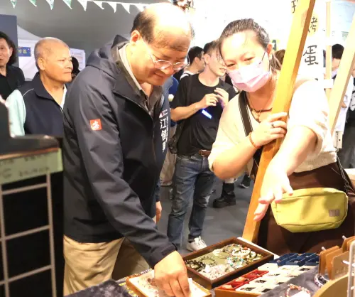 ▲高雄市政府勞工局局長江健興與身心障礙者互動熱絡。(圖／高雄市政府勞工局提供)
