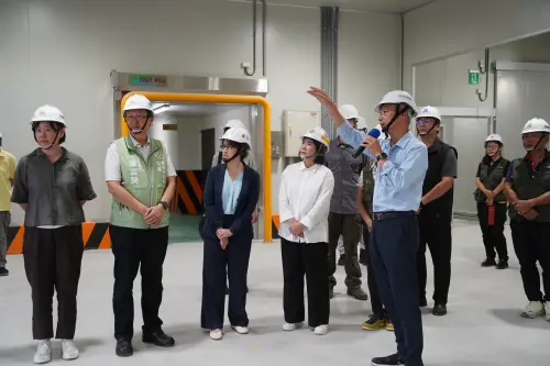▲蕭美琴實地參觀包裝廠冷鏈及檢疫設備，肯定屏東推動農業國際化與外銷供應鏈升級成果。（圖／屏東縣府提供）