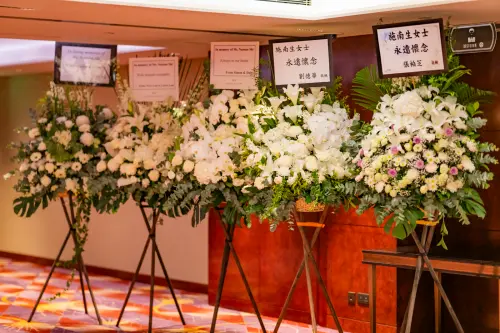 ▲施南生追思會上，劉德華、張柏芝等人送上花籃弔唁。（圖／電影工作室提供）