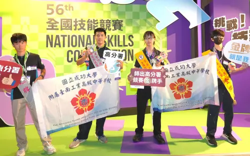 ▲勞動部勞動力發展署高屏澎東分署參與第56屆全國技能競賽，競技選手成果豐碩，選手林子真(右2)獲銲接職類金牌之殊榮。(圖／勞動部高屏澎東分署提供)