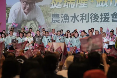 ▲立法委員李柏毅、邱議瑩、高雄市議長康裕成率黨籍市議員，以及市議員參選人，展現基層組織全面啟動、團結拚勝選的氣勢。（圖／高雄市長參選人、立委賴瑞隆提供）