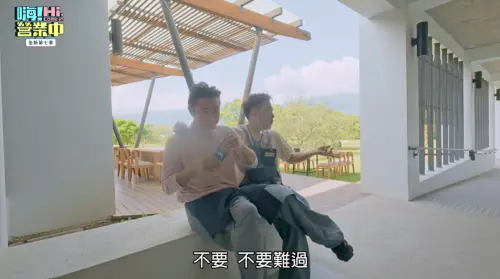 ▲陳鴻（左）後來一個人走到外頭休息，余祥銓上前關心他的心情。（圖／台視YouTube）