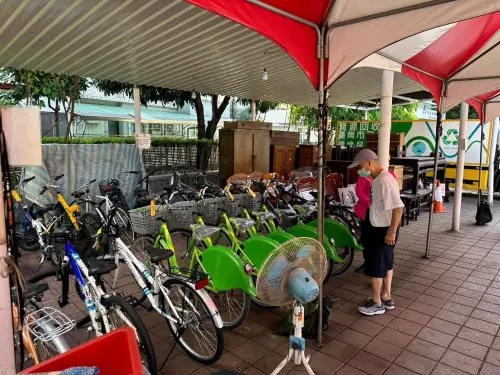 ▲藏金閣1館拍賣日同步推出外觀較佳的惜福T-Bike，採競標方式，數量有限。（圖／台南市政府環保局提供）