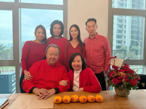 ▲台玻董事長林伯實（左下）將徐子翔（右上）視如己出，2025年春節時還有一起拍大合照。（圖／徐莉玲臉書）