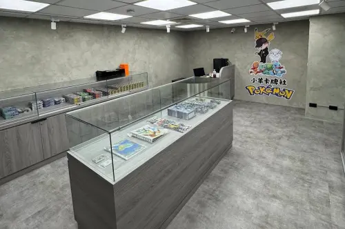 ▲小羊卡牌社今年初在台北西門町開設實體店面，提供卡牌販售、寄賣、預購及代送鑑定等服務。（圖／翻攝自小羊卡牌社）