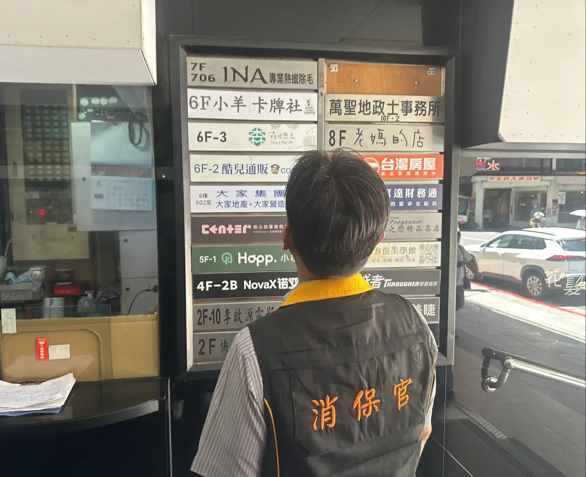 ▲西門町「小羊卡牌社」疑似無預警停業，臺北市主任消保官林傳健前往現場發現大門緊閉。（圖／臺北市消保官提供）