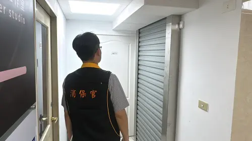 ▲臺北市消保官前往西門町「小羊卡牌社」門市現場，大門緊閉，負責人疑似無預警倒閉。（圖／臺北市消保官提供）