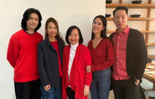 ▲照片右起為徐子翔與譚以欣夫妻，接著是徐莉玲以及林伯實二女兒林子晴，還有小兒子林佳翰。（圖／徐莉玲臉書）