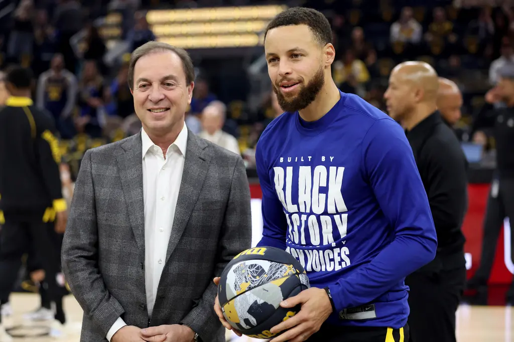 ▲老闆拉科布（Joe Lacob）和球團正利用當家球星柯瑞（Stephen Curry）對球隊的「忠誠」，作為不採取重大補強舉措來提升奪冠機會的理由。（圖／美聯社／達志影像）