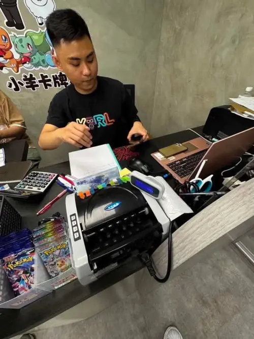 ▲小羊卡牌社提供卡牌販售、預購、寄賣及代送鑑定等服務，店家失聯後，大批玩家交易款項與商品去向引發關注。（圖／翻攝自小羊卡牌社）