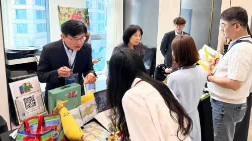 ▲ 高雄市政府於首爾舉辦「高雄觀光推廣會」，農業局設置高雄農村旅遊展區，向韓國旅遊業者介紹特色遊程、農特產品及農村體驗內容，現場交流熱絡。（圖／高市府農業局提供）