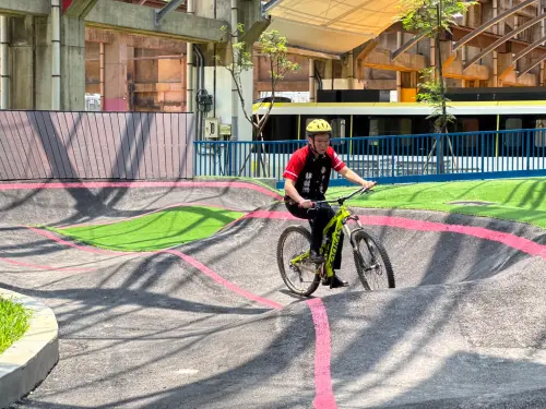▲林智鴻更親身體驗越野自行車騎行「Pump Track・破浪騎乘場」，以行動測試鋪面品質與安全性，「騎」盼新建設帶來地方發展與親子樂活。（圖／高市議員林智鴻提供）