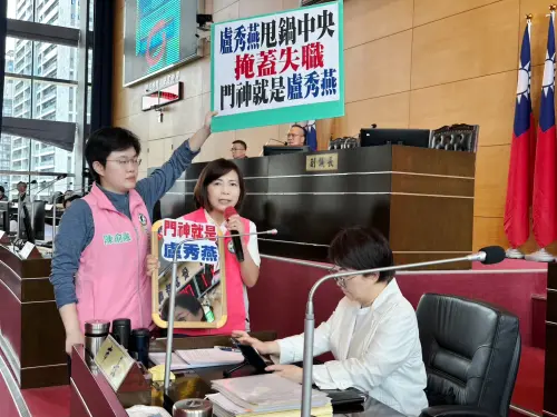 「毒媽媽」對決「賴友友」！中市議員扛鏡子嗆盧秀燕：門神就是妳