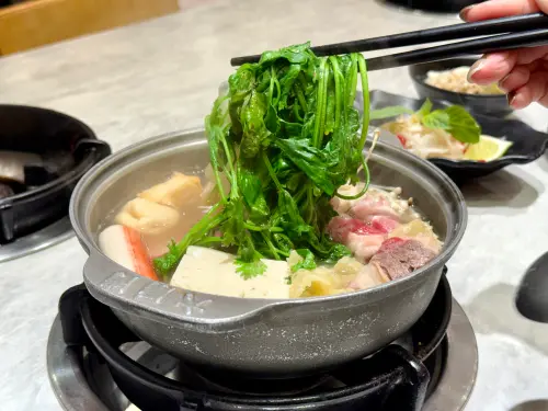 ▲六扇門「香民香菜鍋」新鮮香菜沒在客氣！（圖／記者蕭涵云攝）