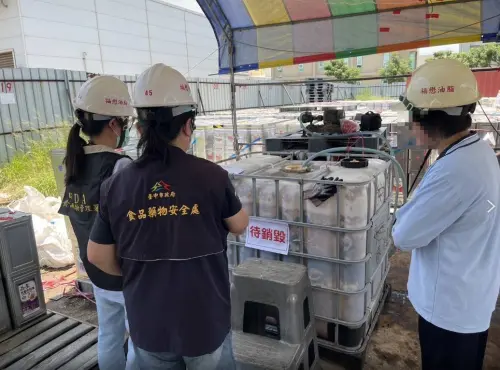 ▲中央和地方衛生單位到福懋油脂監督油品運輸、銷毀過程。（圖／台中市政府提供，2026.08.03）