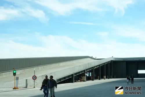 ▲物流中心設計車道車輛可直接開上樓，並搭配卸貨空間保持冷鏈。（圖／記者李青縈攝）