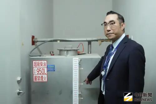 ▲楊世傑說明，若遇停電發電機室有6個950公升儲油桶，可支撐16小時電力。（圖／記者李青縈攝）