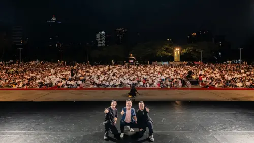 ▲「國泰雲門隨行吧」邁入合作第31年，延續國泰「BETTER TOGETHER 共創更好」品牌主張，以「藝起．不只是1＋1」為年度精神，8月1日舉行高雄場戶外公演，由左至右分別為雲門舞集藝術總監鄭宗龍、國泰投信總經理劉上旗與高雄市文化局副局長簡嘉論，共同登台與現場萬名觀眾合影。（圖／國泰金控提供，攝影／陳建豪）