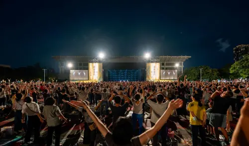 ▲「國泰雲門隨行吧」邁入合作第31年，延續國泰「BETTER TOGETHER 共創更好」品牌主張，以「藝起．不只是1＋1」為年度精神，期待讓藝術與生活、企業與社會、人與人之間的連結，激盪出更加超越的價值。2026年高雄場演出前萬人一同全民律動。（圖／國泰金控提供，攝影／陳建豪）
