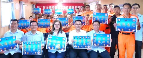 ▲海洋委員會主任委員管碧玲(左3)、副主任委員張忠龍(左2)登上執行第二航次公海漁業巡護任務啟航的巡護七號巡護船慰勉海巡同仁。(圖／海洋委員會海域安全處提供)