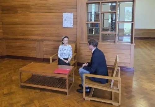 兒子質疑「她還活著嗎？」緬甸罕見公開翁山蘇姬照片　網：有貓膩