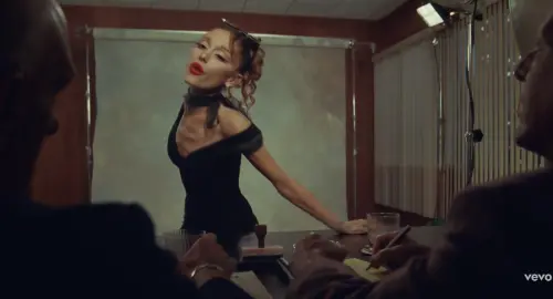 ▲亞莉安娜暴瘦到肋骨線條超明顯，引發外界擔憂。（圖／翻攝自YouTube@ArianaGrande）