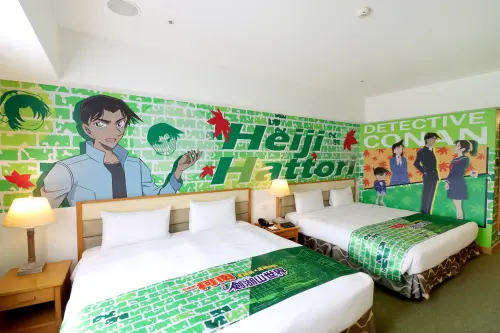 ▲【關西高中生名偵探主題房】平次帥氣自信神情特寫，搭配翡翠綠牆綴點紅葉，重現平次與達山和葉在京都的經典浪漫場景！（圖／曼迪提供）