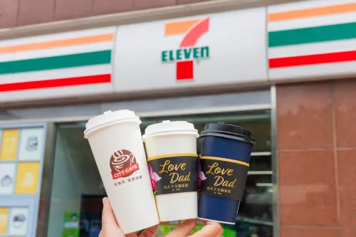 7-11父親節出手！一堆買2送2「有拿鐵、美式」　結帳送整串衛生紙