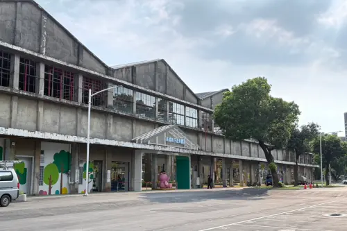 ▲高雄親子遊樂園區目前搶工中，將於8月8日正式開幕。（圖／記者葉盛耀攝）