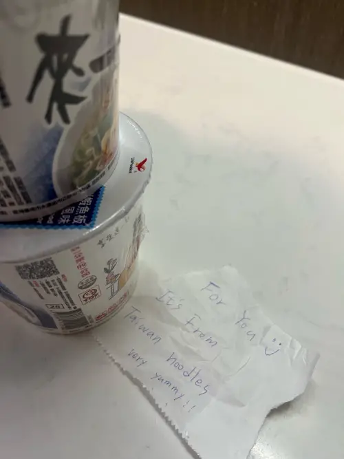 ▲台灣旅客之所以常送泡麵，往往是因為出國時準備太多，旅途中又買了大量伴手禮，導致回程行李空間不足，因此乾脆把泡麵送給當地居民或飯店工作人員，不少人笑喊：「送泡麵真的很台灣人。」（圖／記者賴禹妡攝）