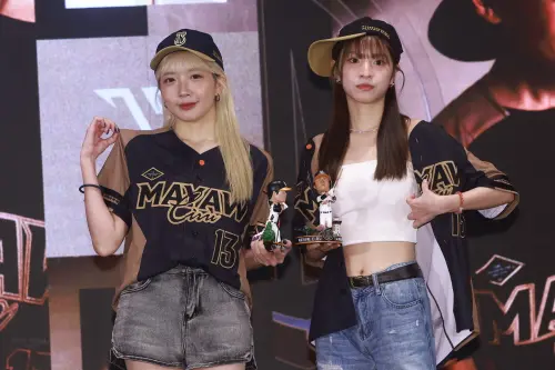 ▲統一獅啦啦隊Unigirls演繹陳鏞基引退紀念商品、球衣相關穿搭風格。（圖／記者葉政勳攝 ,2026.08.04）
