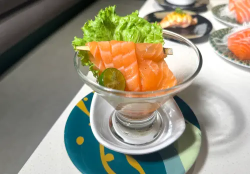 ▲玩鮭之麵，鮮美鮭魚變身夏日冷麵，加入紫蘇和風醬，滑順Q彈、酸甜清爽。（圖／記者鍾怡婷攝）