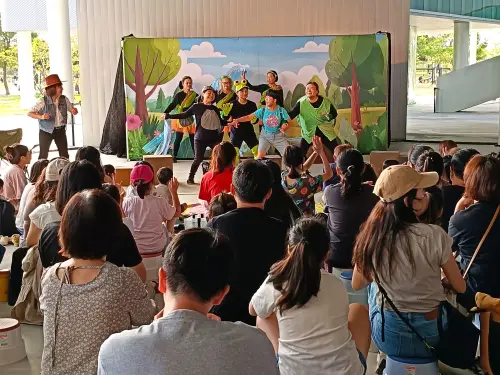 ▲今年安排「森林大冒險」大型戲劇演出，將於9月20日在綠美圖遮蔭廣場登場，歡迎親子共賞。（圖／文化局提供）