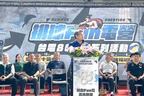 ▲台電屏東區營業處處長仇忠銘(站立者)致詞。(圖／台電公司鳳山區營業處提供)