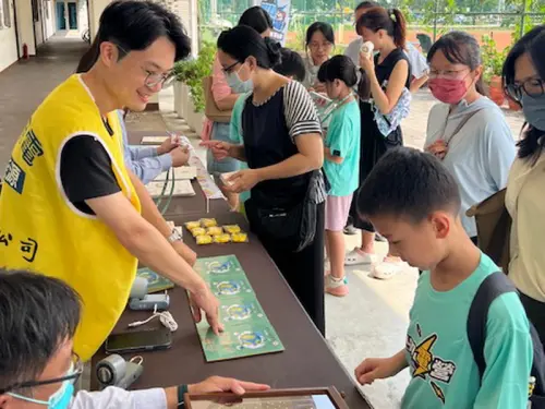 ▲台電公司鳳山區營業處人員在現場推廣台灣電力APP及節能宣導活動。(圖／台電公司鳳山區營業處提供)