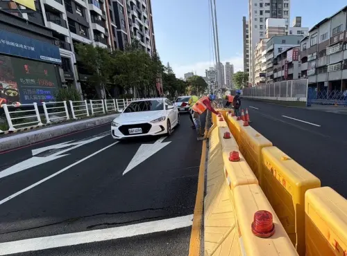 ▲施工區域維持雙向各一車道通行，速限調整為30公里/小時。（圖／高市府捷運局提供）
