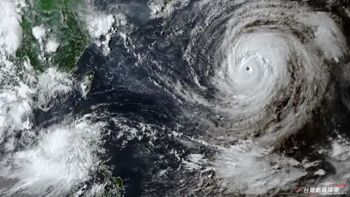 ▲白海豚颱風預計在週五通過琉球附近海面，其外圍環流在週末對台灣影響最劇烈。（圖／台灣颱風論壇｜天氣特急臉書）