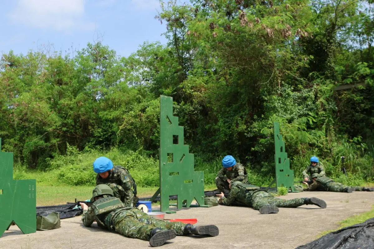 ▲漢光42演習今日登場，教員首度換發陸軍換裝美製M4A1卡賓槍打靶。（圖／第四作戰區提供）
