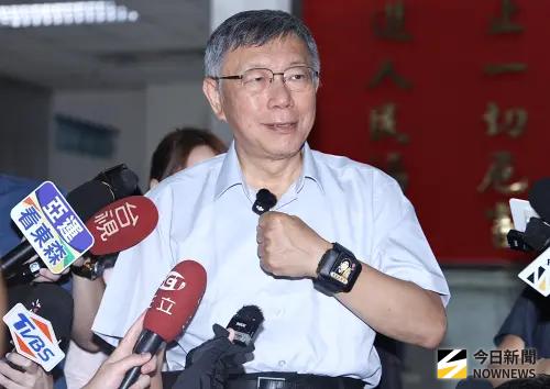 柯文哲換戴電子手環！貼「我是苯駢芘」　嗆：下次電子項圈？