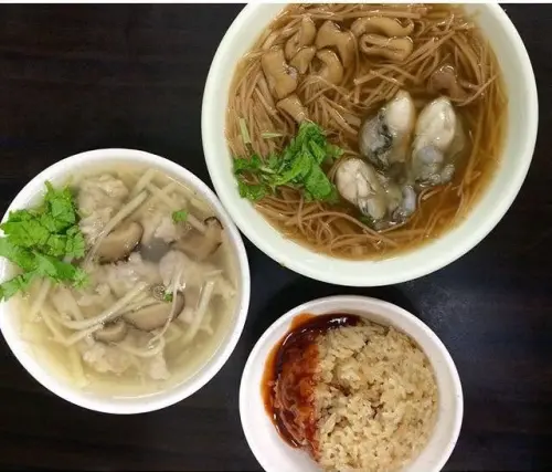 ▲東發號僅販售三樣產品，包含蚵仔麵線、肉羮、香菇油飯。（圖／翻攝東發號臉書）