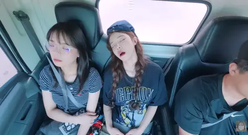 ▲李多慧（中）和經紀人拉拉（左）累到忍不住在車上睡著。（圖／이다혜 李多慧YouTube）