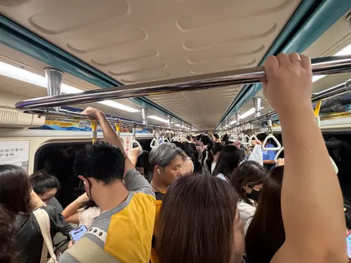 ▲在捷運車廂等密閉且近距離接觸的空間內，若因高蛋白質飲食或體內代謝導致汗水散發刺鼻阿摩尼亞味，往往讓週遭乘客相當崩潰。（示意圖／記者徐銘穗攝）