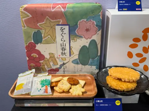 ▲日本米菓品牌「小倉山莊」更是每年中秋檔期的熱銷亮點，單一檔期最高可賣近7000盒，穩居人氣商品霸主。（圖／記者鍾怡婷攝）