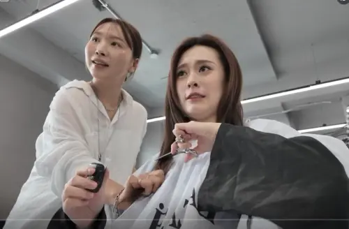 ▲邱偲琹（右）自己剪下第一刀，表情很緊張。（圖／翻攝自IG@ally199874）