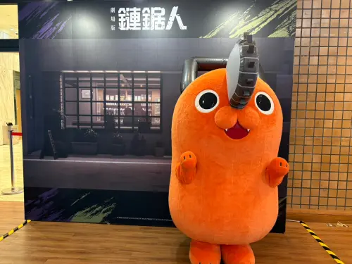 ▲巨大波奇塔拍照區還原電影場景，吸引粉絲朝聖合影。（圖／記者林若瑋攝）